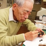 時計の部品を修理する２代目の山内誠さん 【写真をクリックで拡大】