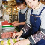 「お肉の総菜も豊富です」と準備する陽子さん（左）とスタッフ 【写真をクリックで拡大】
