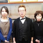 お店を切り盛りする長谷川さんご夫妻と娘の容子さん(左) 【写真をクリックで拡大】