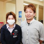 ２代目店主の鵜飼宏充さん、さつきさん夫婦。さつきさんは吹き出物が顔にでき「マスクで失礼します」 【写真をクリックで拡大】