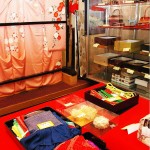振袖や帯揚げ、バッグなど和装小物などが展示された店内１階 【写真をクリックで拡大】