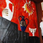 座敷の入口を装飾する加藤令吉さんの陶壁 【写真をクリックで拡大】