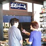 瑠璃色（藍色）の地に「丸一商店」という文字が施された磁器製の風格あふれる看板 【写真をクリックで拡大】