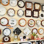 店内の壁面いっぱいに飾られた時計の数々に圧倒される 【写真をクリックで拡大】