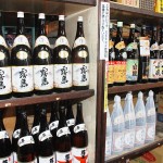 店内に並ぶ日本酒類 【写真をクリックで拡大】
